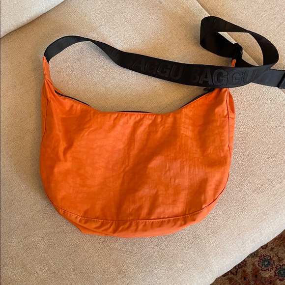BAGGU Medium Crescent Bag In Nasturtium - Picture 4 of 5